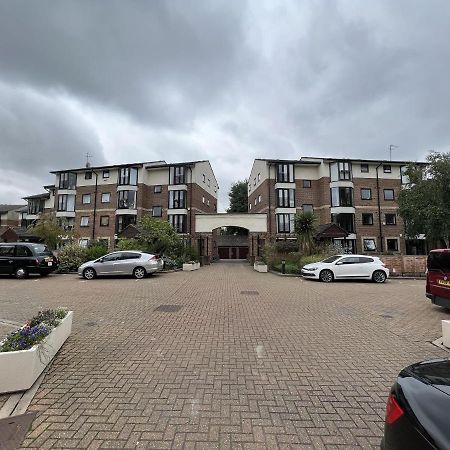 Canary Wharf Haven - Spacious & Homely Entire 1 Bedroom Flat لندن المظهر الخارجي الصورة
