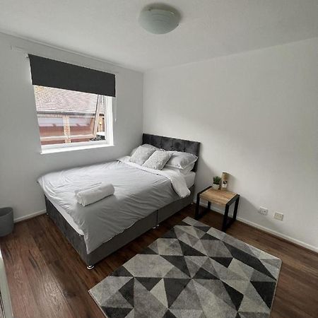 Canary Wharf Haven - Spacious & Homely Entire 1 Bedroom Flat لندن المظهر الخارجي الصورة