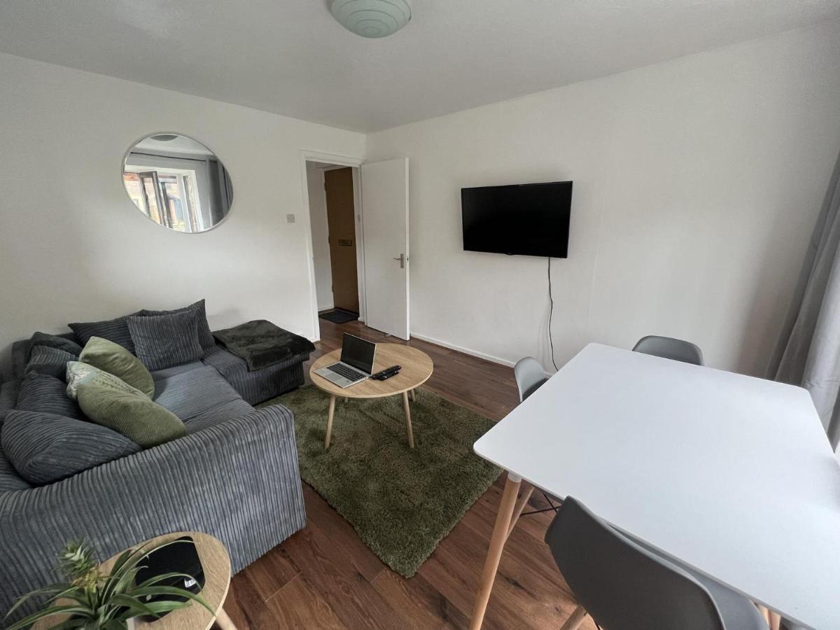 Canary Wharf Haven - Spacious & Homely Entire 1 Bedroom Flat لندن المظهر الخارجي الصورة