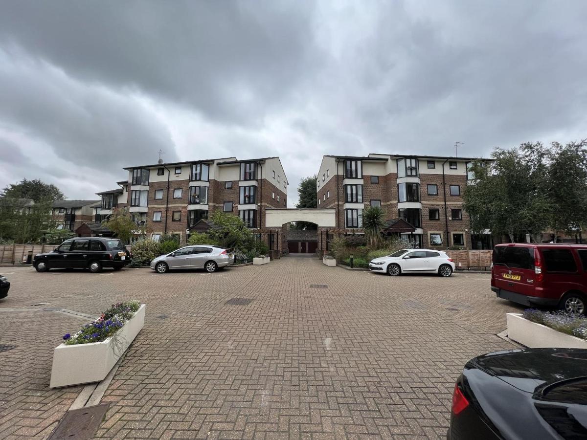 Canary Wharf Haven - Spacious & Homely Entire 1 Bedroom Flat لندن المظهر الخارجي الصورة