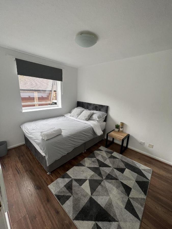 Canary Wharf Haven - Spacious & Homely Entire 1 Bedroom Flat لندن المظهر الخارجي الصورة