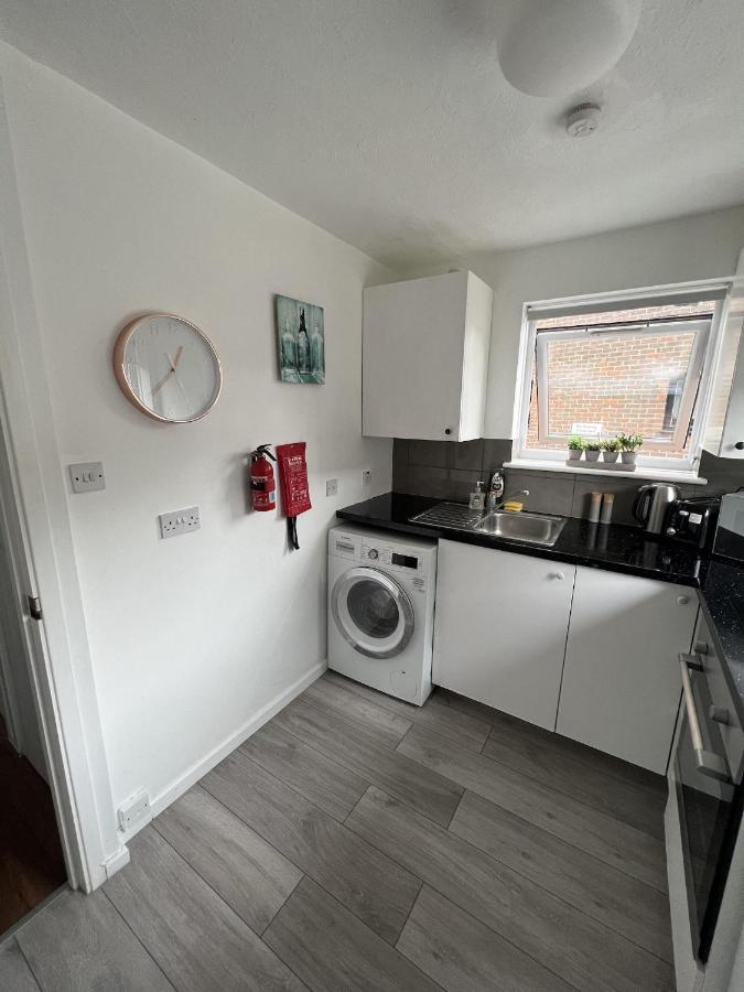 Canary Wharf Haven - Spacious & Homely Entire 1 Bedroom Flat لندن المظهر الخارجي الصورة