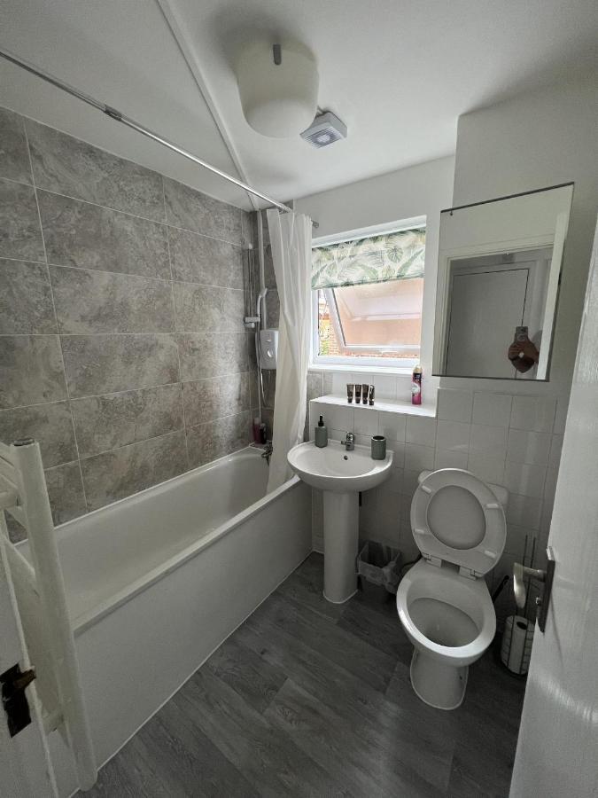 Canary Wharf Haven - Spacious & Homely Entire 1 Bedroom Flat لندن المظهر الخارجي الصورة